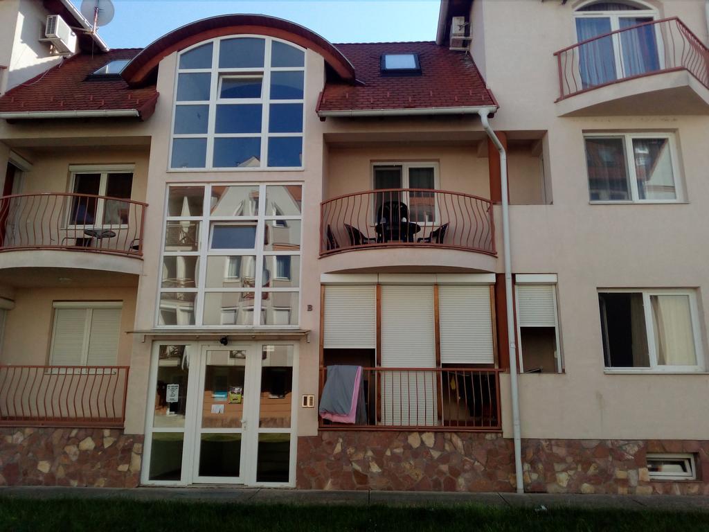 Gobe Apartman Hajduszoboszlo Exterior photo